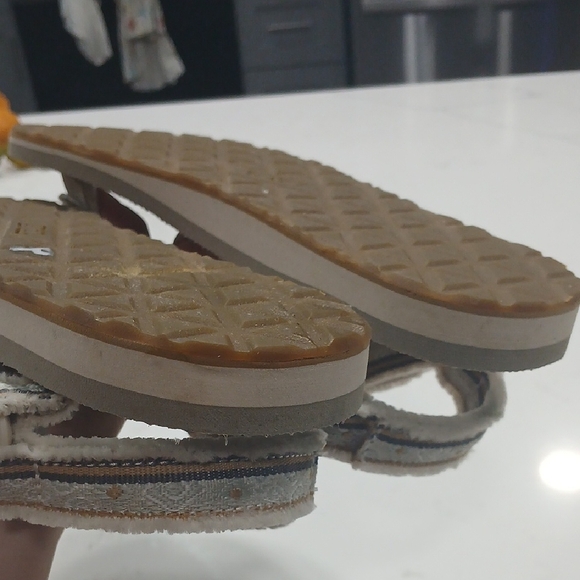Teva Tan and Cream Strappy Sandals Sz 10 Gentle Used - Picture 10 of 10